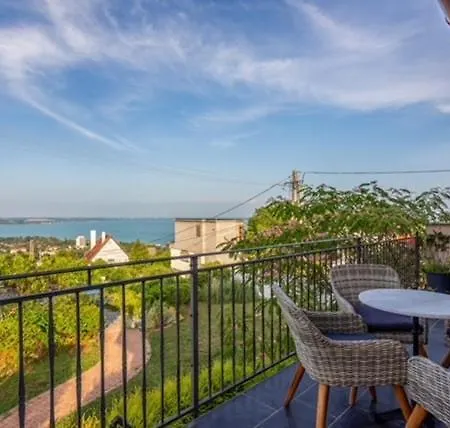 Azur 1 - Panoramic Escape Appartement Balatonalmádi